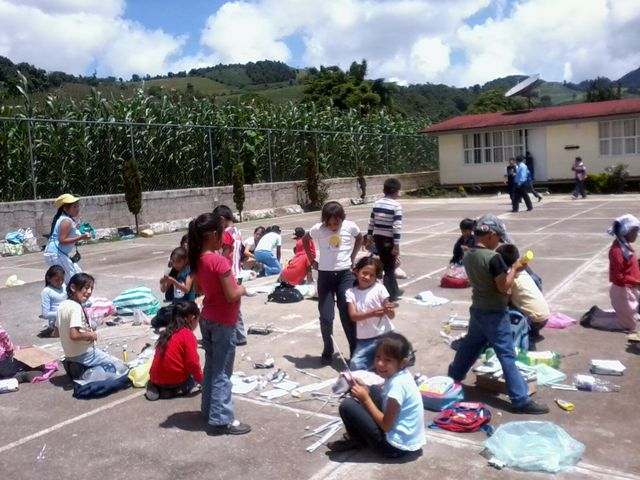 Manualidades con material reciclable durante el Programa Escuela Siempre Abierta 2010. Profra. Eloina Hernández Gómez.