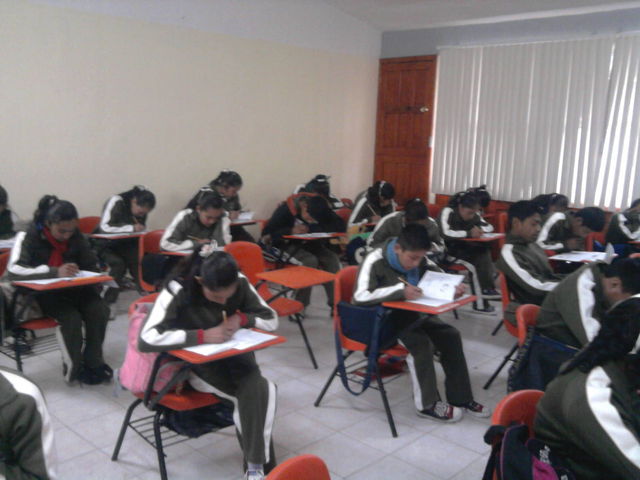 ALUMNOS CONTESTANDO EL EXAMEN