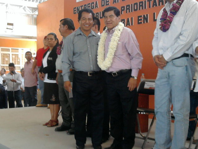 LIC. MARIO MARIN TORRES, GOBERNADOR DEL ESTADO Y EL PROFR. MARCIANO FERMIN FERMIN, DIRECTOR DE LA ESCUELA TELESECUNDARIA 