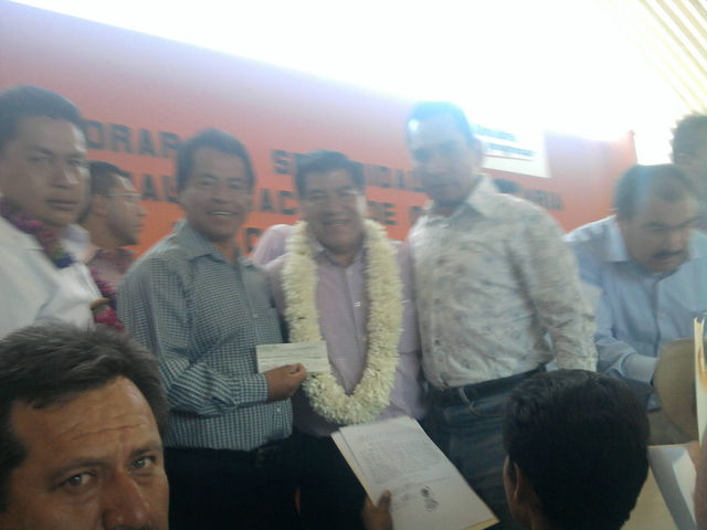 CHEQUE SIMBOLICO QUE SE ENTREGA A LA CALIDAD DOCENTE AL PROFR. MARCIANO FERMIN FERMIN, ABEL CARREÑO ALARCON Y HUGO PREZA HERNANDEZ POR EL GOBERNADOR DE PUEBLA LIC. MARIO MARIN TORRES.