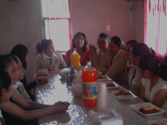 Las alumnas de la Escuela Telesecundaria celebraron el dia Internacional de la mujer con un convio con su maestra. Edith Peralta Mendez.