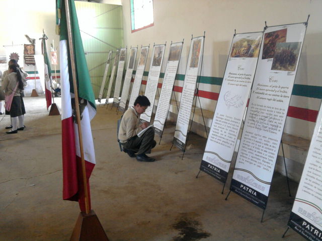 VISITA DE ALUMNOS ALA EXPOSICION HISTORICA DE LA BANDERA EN CHICHIQUILA, PUE.