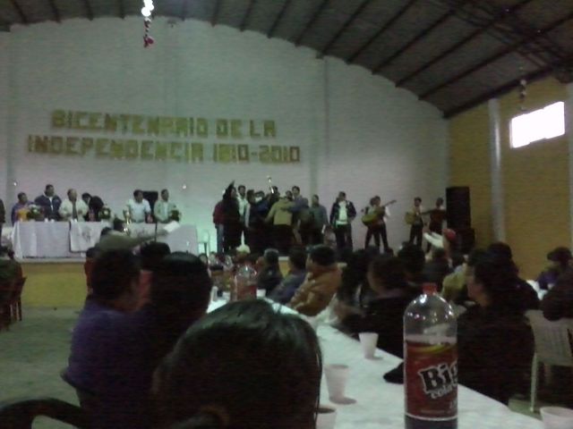 Comida ofrecida por el Sr. Presidentente municipal de Quimixtlán, Pue. c. Julio Gutiérrez a los mestros participantes en los eventos deportivos magisteriales de la región de Libres, Pue. en el auditorio de Tlanepantla.