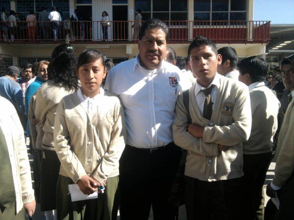 MTRO. HUGO DE ROMA CESAR, DIRECTOR DE  LA DIRECCION DE EDUCACION TELESECUNDARIA,  ALUMNOS SUSTENTANTES : LAURA MONTIEL GASPAR Y  SERGIO REYES HERNANDEZ. CENTRO ESCOLAR 
