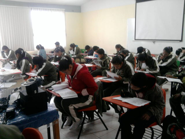 ALUMNOS CONTESTANDO EL EXAMEN