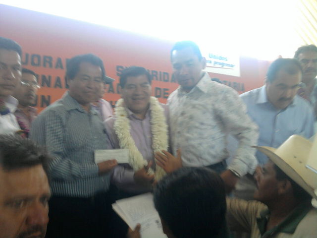 LIC. MARIO MARIN TORRES, GOBERNADOR DEL ESATO, ENTREGA CHEQUE POR ESTIMULO A LA CALIDAD DOCENTE A LOS PROFESORES DE LA ESC. TELESECUNDARIA 