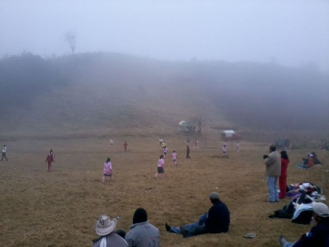 Patido de futbol femenil durante los eventos deprtivos magisteriales en Ojo de Agua, Chichiquila, Pue.