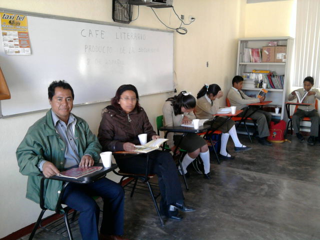 PROFRA. EDITH PERALTA MENDEZ Y PROFR. MARCIANO FERMIN FERMIN EN EL CAFE LITERARIO