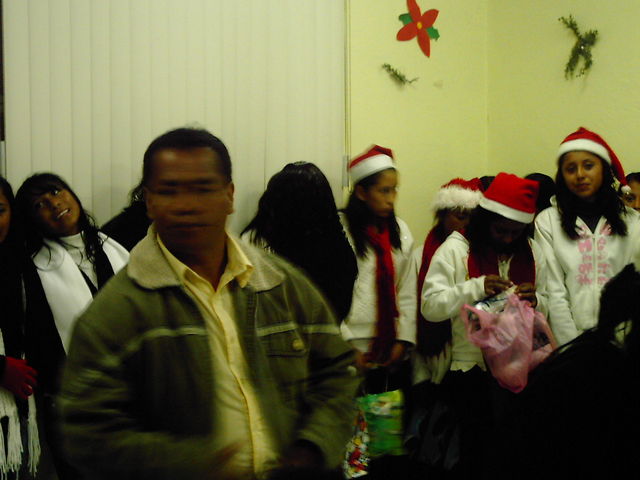 PROFR. MARCIANO FERMIN FERMIN, DIRECTOR DE LA ESCULA Y ALUMNOS DURANTE EL CONIVIO DE NAVIDAD
