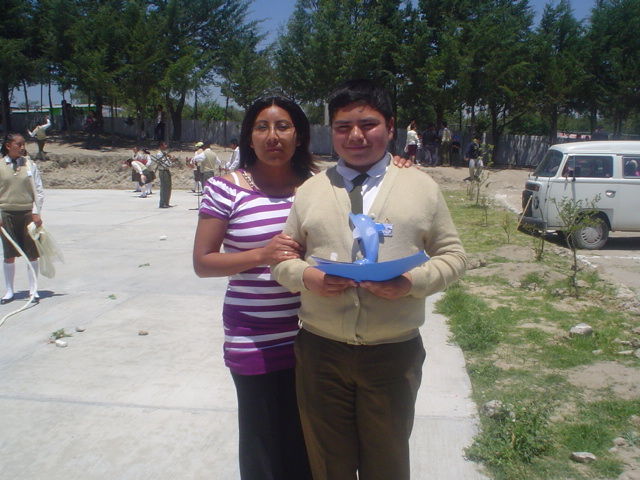 PROFRA EDITH PERALTA MENDEZ Y JOSE MARIA VAZQUEZ GARCIA, MONSTRANDO SU RECONOCIMIENTO DEL 1º LUGAR DE ORTOGRAFIA NIVEL SECTOR EN MAZAPLTEPEC, PUE.