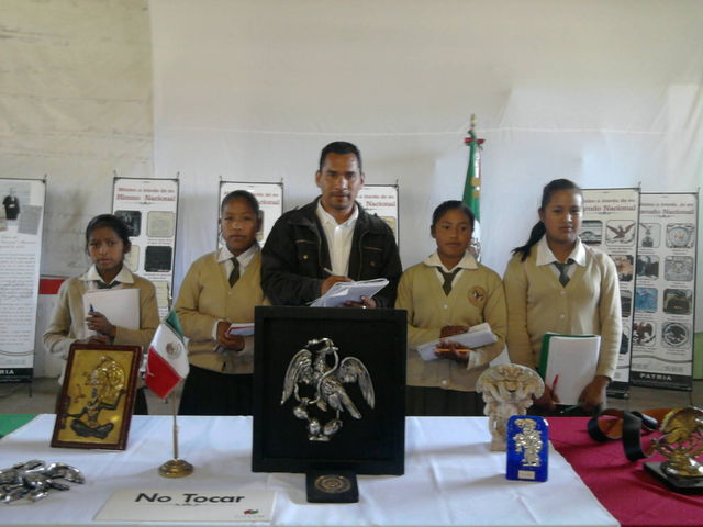 PROFR. ABEL CARREÑO ALARCON Y ALUMNOS EN LA EXPOSICION HISTORICA DE LA BANDERA